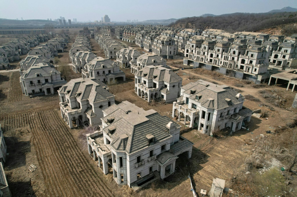     صورة ملتقطة من الجو لمنازل فاخرة لم يكتمل بناؤها في ضواحي شنيانغ بمقاطعة لياونينغ بشمال شرق الصين في 31 آذار/مارس 2023. (ا ف ب)   
