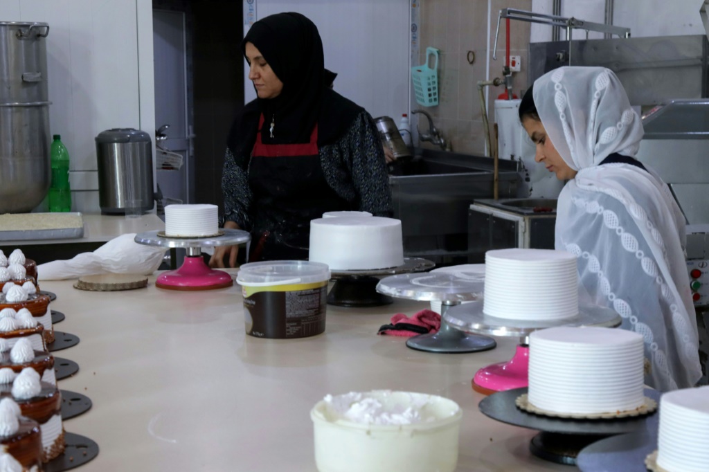 عراقيات يعملن في 26 حزيرانيونيو 2023 في محل للحلويات في كردستان العراق يحمل اسم مهسا أميني، الشابة الإيرانية التي توفيت في إيران خلال توقيفها وأثار موتها حملة احتجاجات (ا ف ب)