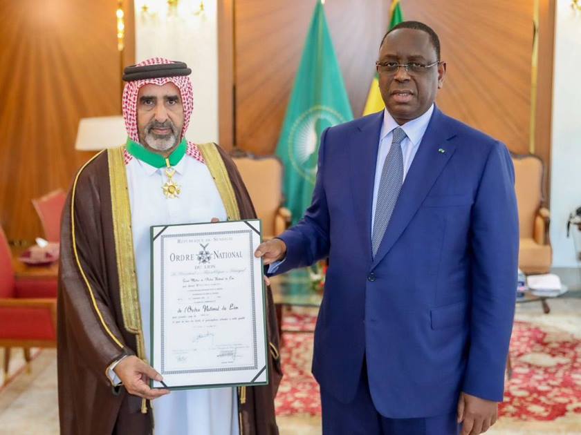 الرئيس ماكي صال رئيس جمهورية السنغال مع محمد بن كردي طالب المري، سفير دولة قطر لدى السنغال (قنا)