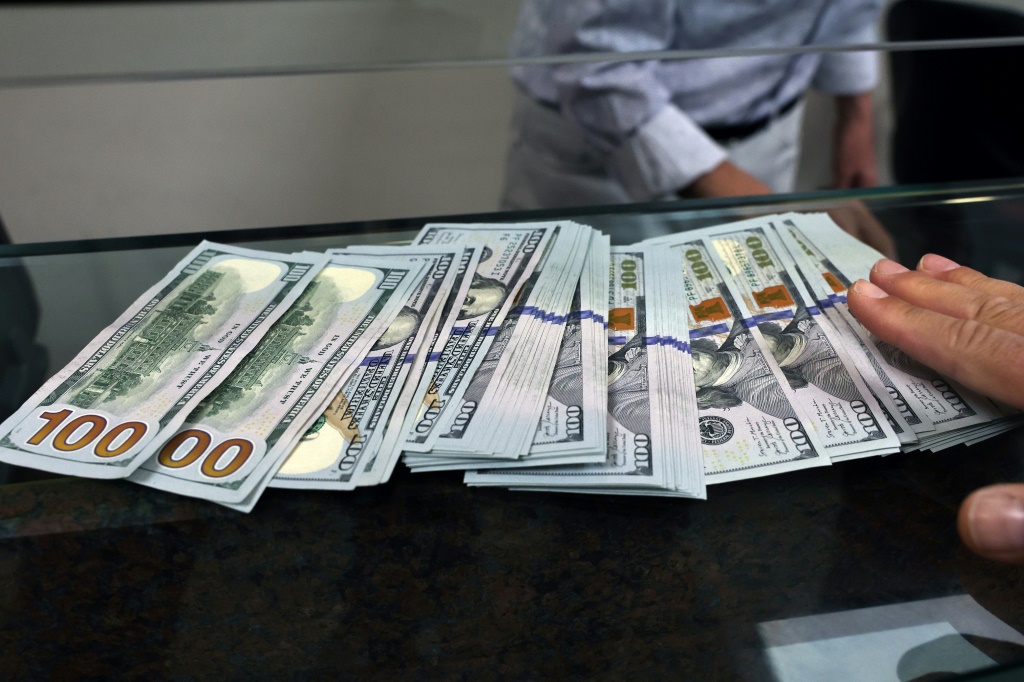 أوراق نقدية لفئة 100 دولار أميركي في محل صيرفة في أنقرة في صورة مؤرخة يوم 20 تموز/يوليو 2023 (ا ف ب)