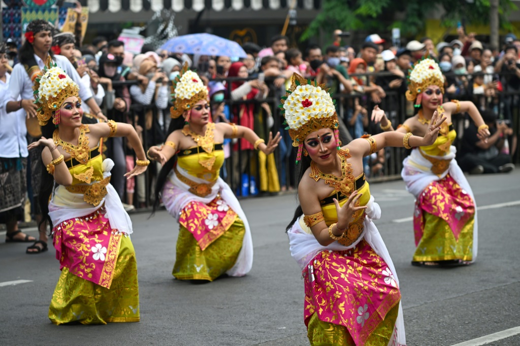 صورة مؤرخة في 16 تموز/يوليو لراقصات من بالي يقدمن عرضا في مهرجان سورابايا التقليدي (ا ف ب)