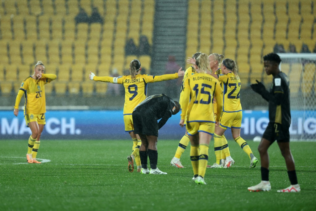 لاعبات المنتخب السويدي يحتفلن بعد فوزهن على جنوب إفريقيا في مونديال السيدات لكرة القدم في أستراليا ونيوزيلندا في 23 تموز/يوليو 2023 (ا ف ب)
