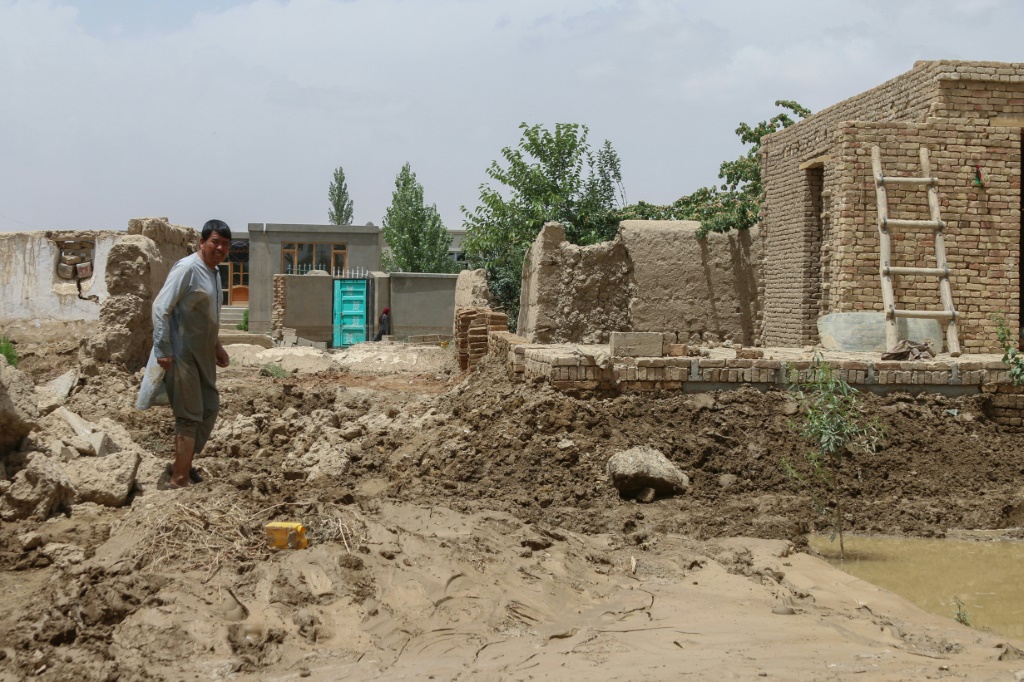     شارع تكسوه الوحول إثر فيضانات مفاجئة تسببت بها أمطار غزيرة في منطقة خير آباد في ولاية غزنة بوسط أفغانستان في 23 تموز/يوليو 2023 (أ ف ب)   