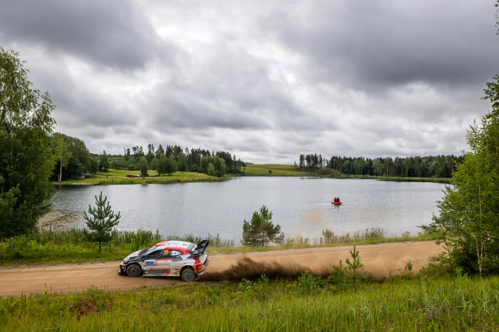 السائق الفنلندي كالي روفانبيرا يجتاز احدى المراحل الخاصة في تارتو خلال منافسات رالي استونيا في 23 تموز/يوليو 2023 (ا ف ب)