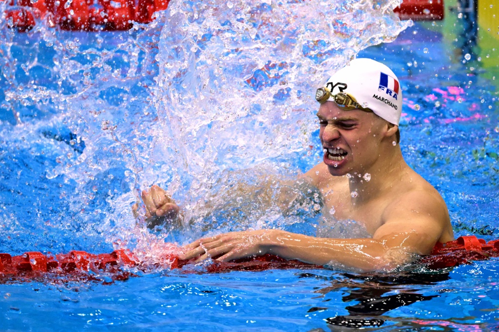 السباح الفرنسي ليون مارشان بعد فوزه بسباق 400 م متنوعة وتحطيمه الرقم العالمي القياسي في بطولة العالم للسباحة في فوكوكا اليابانية في 23 تموز/يوليو 2023 (ا ف ب)