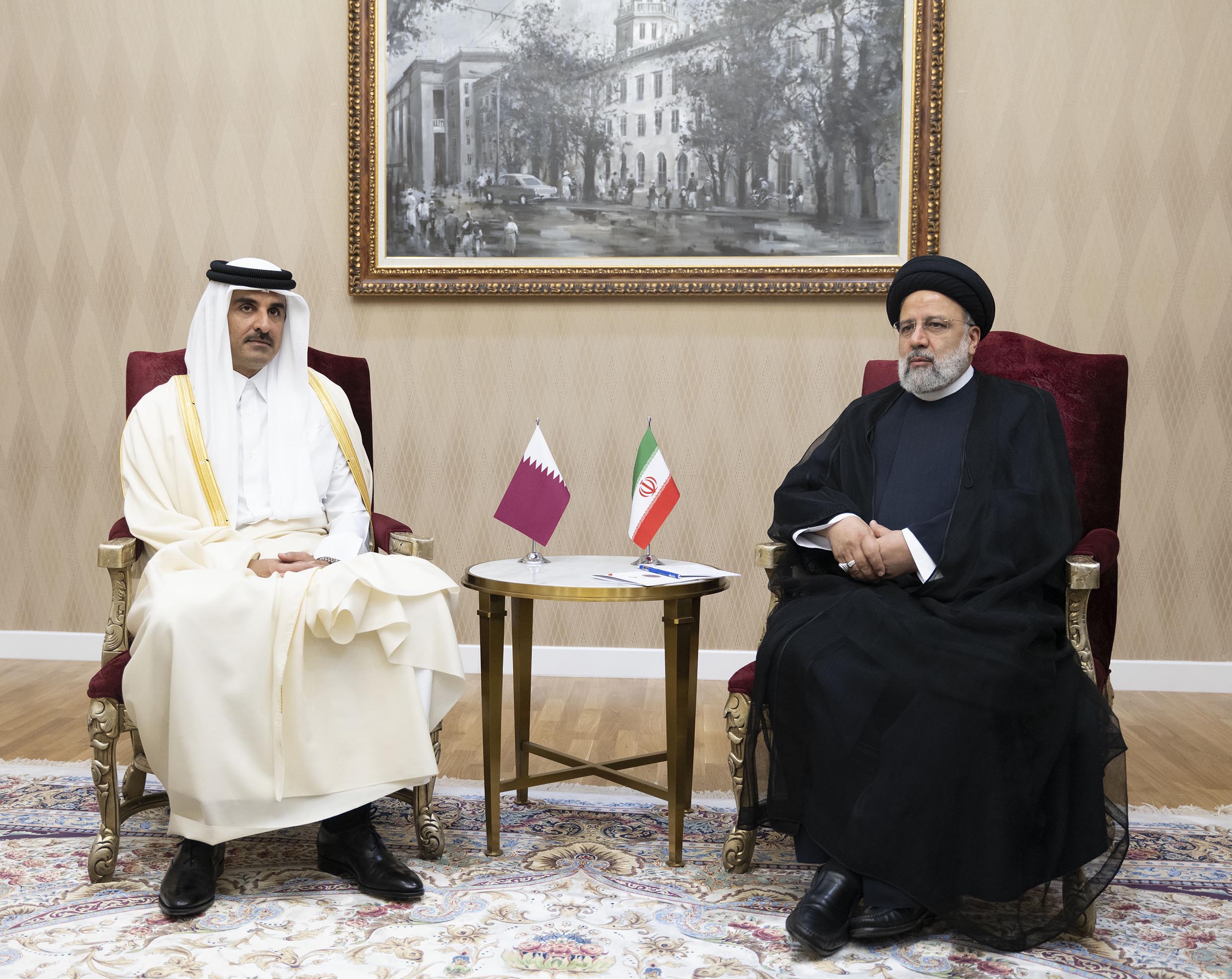 صورة تجمع أمير قطر الشيخ تميم بن حمد آل ثاني و الرئيس الإيراني إبراهيم رئيسي (الديوان الأميري القطري)