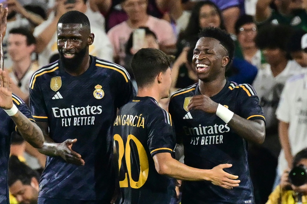 يحتفل لاعب خط الوسط البرازيلي فيني جونيور (على اليمين) في ريال مدريد بتسجيل الهدف الثالث لفريقه مع زملائه خلال مباراة كرة القدم الودية بين ريال مدريد وميلان في ملعب روز بول في باسادينا ، كاليفورنيا ، في 23 يوليو 2023 (ا ف ب)