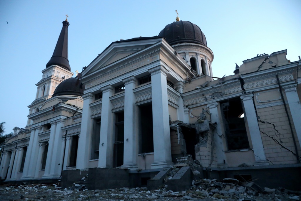 الكاتدرائية التاريخية في وسط أوديسا بعد تعرضها لأضرار جراء ضربة روسية في 23 تموز/يوليو 2023 (ا ف ب)