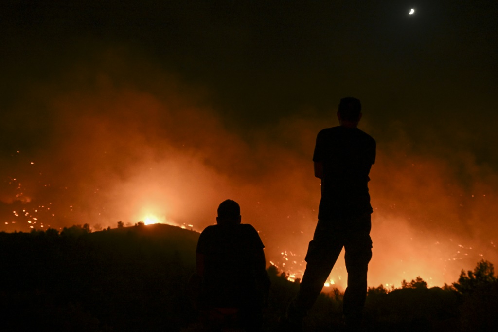 حرائق قرب قرية مالونا في جزيرة رودوس باليونان في 23 تموز/يوليو 2023 (ا ف ب)