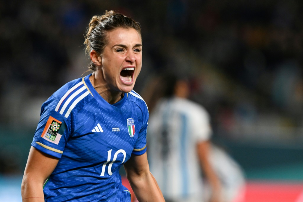 لاعبة إيطاليا كريستيانا جيريلي تحتفل بهدف الفوز في مرمى الأرجنتين على ملعب "إيدن بارك" في أوكلاند في مونديال السيدات لكرة القدم في أستراليا ونيوزيلندا في 24 تموز/يوليو 2023 (ا ف ب)