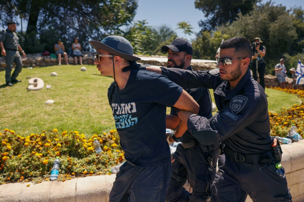 قوات إسرائيلية تعتقل متظاهرا ضد الإصلاحات القضائية بالقرب من مقر البرلمان الإسرائيلي (الكنيست) في القدس في 24 تموز/يوليو 2023 (ا ف ب)