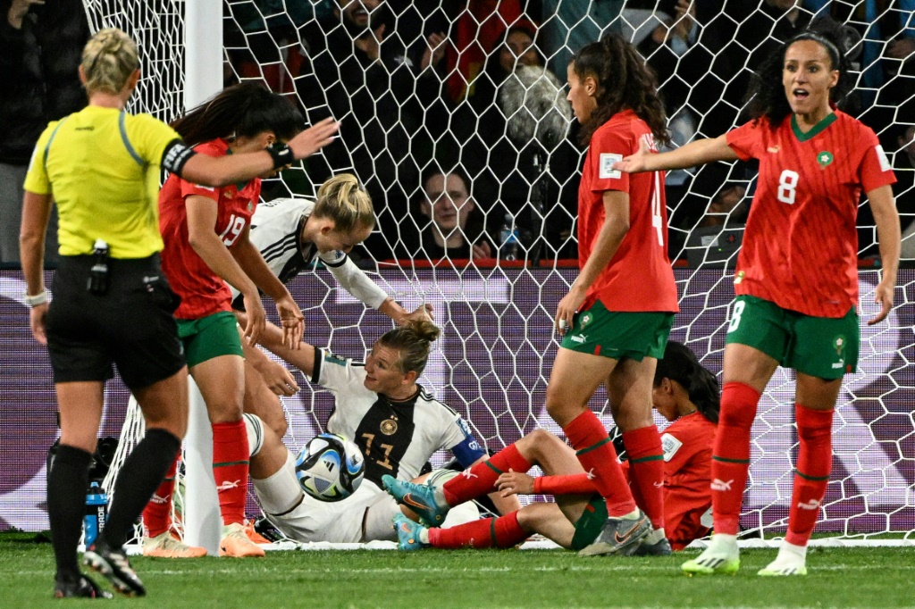 مهاجمة منتخب ألمانيا ألكسندرا بوب (في الوسط) تحتفل بعد تسجيل هدف فريقها الخامس في مرمى المنتخب المغربي على ملعب "ريكتانغولار ستاديوم" في ملبورن ضمن منافسات المجموعة الثامنة لمونديال السيدات لكرة القدم في أستراليا ونيوزيلندا في 24 تموز/يوليو 2023 (ا ف ب)