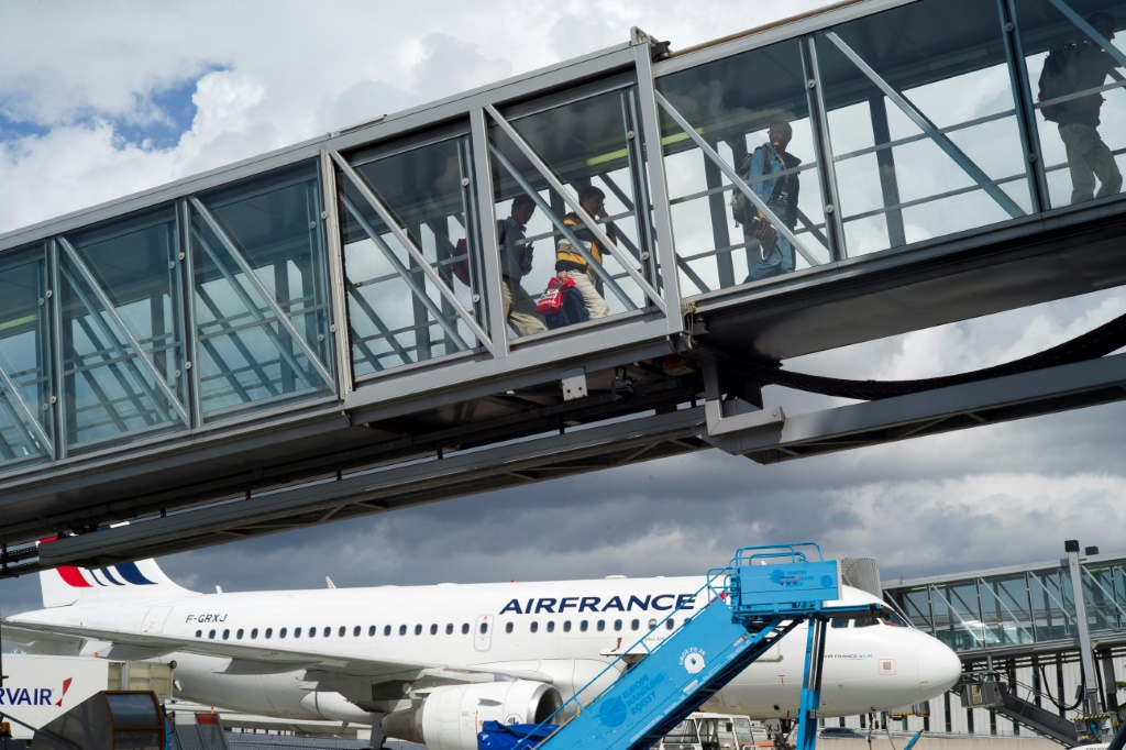     تحدٍ بحجم أولمبي: تواجه مطارات باريس عشرات الآلاف من الركاب الإضافيين والأمتعة الضخمة أيضًا (أ ف ب)   
