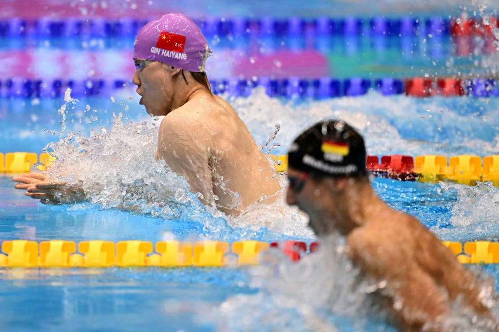 الصيني هايانغ كين (يسار) في نهائي سباق 100 م صدراً في مونديال فوكوكا الياباني للسباحة. 24 تموز/يوليو 2023 (ا ف ب)
