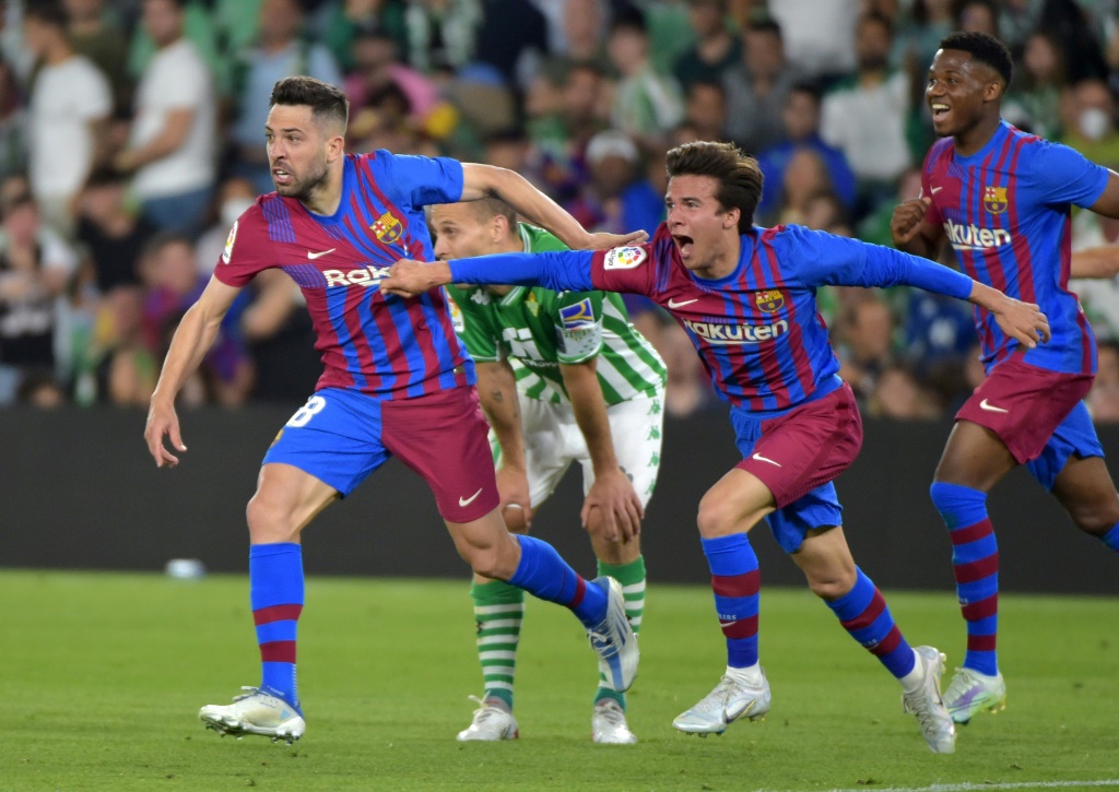 لاعبو برشلونة يحتفلون في أحد مباريات بالدوري الإسباني (ا ف ب)
