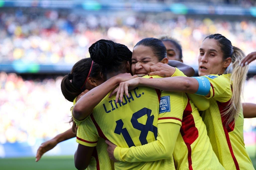 مهاجمة كولومبيا ليندا كايسيدو (وسط) تحتفل مع زميلاتها بهدفها ضد كوريا الجنوبية ضمن دور المجموعات لكأس العالم للسيدات في كرة القدم على ملعب 