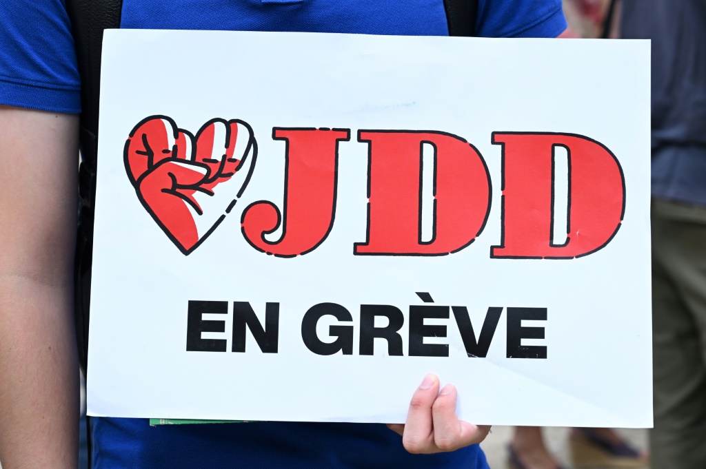     ظل العاملون في جورنال دو ديمانش (JDD) في إضراب منذ أكثر من شهر بسبب تعيين جيفروي ليجون ، 34 عامًا ، كرئيس تحرير جديد (أ ف ب)   