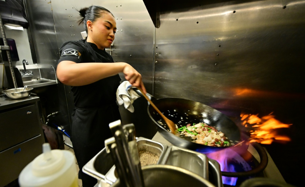 تواي نوين تحضّر أحد الأطباق داخل مطعمها "دي دي" في ويست هوليوود في كاليفورنيا بتاريخ العاشر من تموز/يوليو 2023 (ا ف ب)
