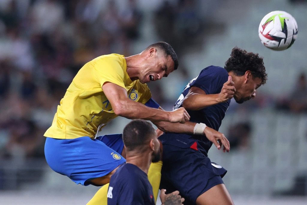 البرتغالي كريستيانو رونالدو (يسار) يتنافس مع البرازيلي ماركينيوس على الكرة خلال مباراة النصر وباريس سان جرمان (ا ف ب)