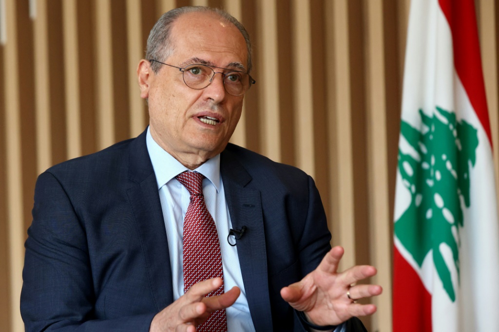نائب رئيس حكومة تصريف الأعمال سعادة الشامي متحدثاً في 25 تموز/يوليو 2023 مع وكالة فرانس برس في مكتبه في وسط بيروت (ا ف ب)