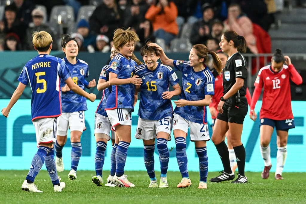 لاعبات اليابان يحتفلن بهدف أوبا فوجينو ضد كوستاريكا في دور المجموعات من مونديال السيدات في دونيدين في نيوزيلندا في 26 تموز/يوليو 2023 (ا ف ب)