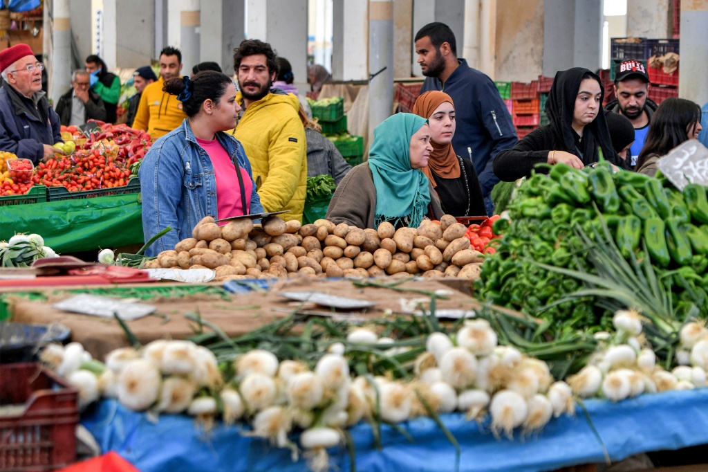 تونسيون يشترون الخضار في السوق البلدي بالعاصمة. تونس في 23 آذار/مارس 2023 (ا ف ب)