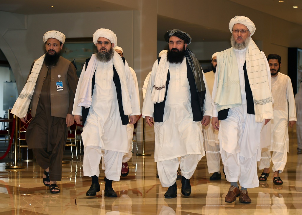     مسؤولو طالبان في اجتماع في قطر عام 2021. حتى عندما يكونون في الخارج ، يرتدي مسؤولو طالبان الزي التقليدي (أ ف ب)