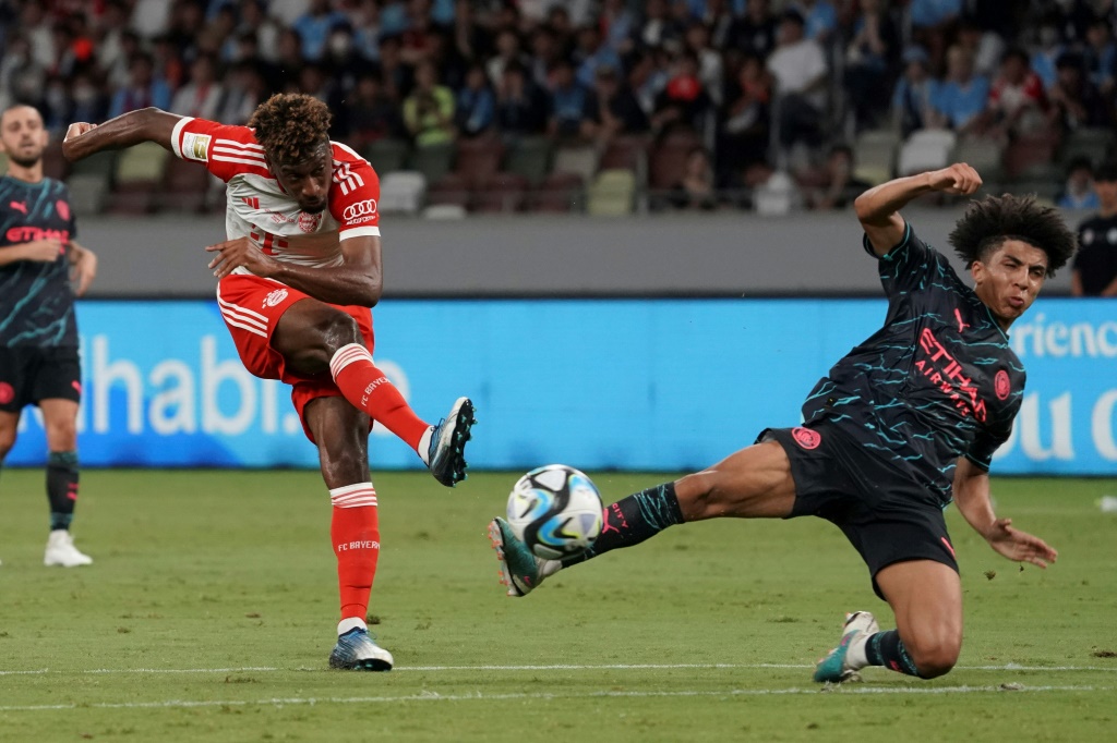 الفرنسي كينغسلي كومان (يسار) لاعب بايرن ميونيخ يحاول التسديد على مرمى مانشستر سيتي (ا ف ب)