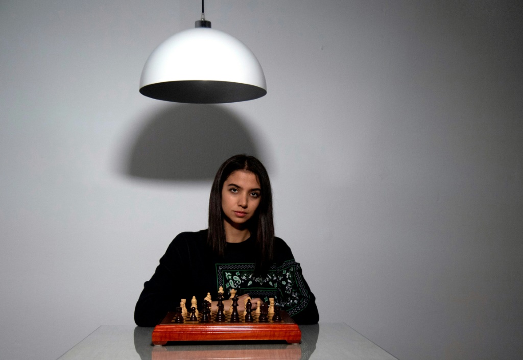 لاعبة الشطرنج الإيرانية سارا خادم في صورة ملتقطة في جنوب إسبانيا في 14 شباط/فبراير 2023 (ا ف ب)