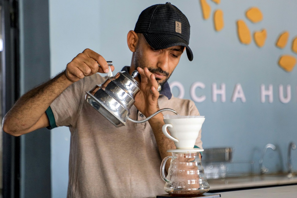 عامل في مقهى في صنعاء يقدّم قهوة يمنية في 23 تموز/يوليو 2023 (ا ف ب)