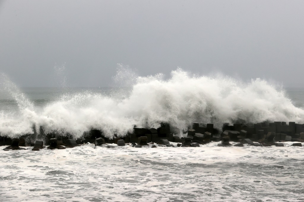 امواج قرب ساحل لينبيان في 26 تموز/يوليو 2023 مع عبور الاعصار دوكسوري جنوب تايوان (ا ف ب)