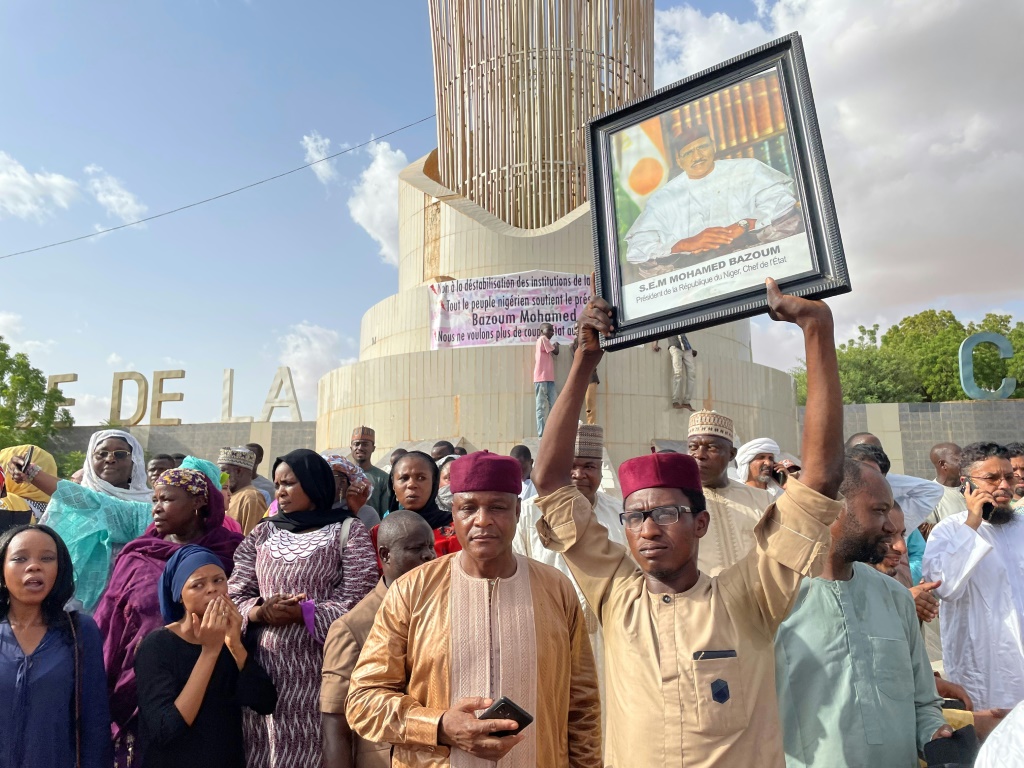 تجمّع لأنصار رئيس النيجر محمد بازوم للتعبير عن دعمهم له، في نيامي، في 26 تموز/يوليو 2023 (أ ف ب)  &nbsp;
