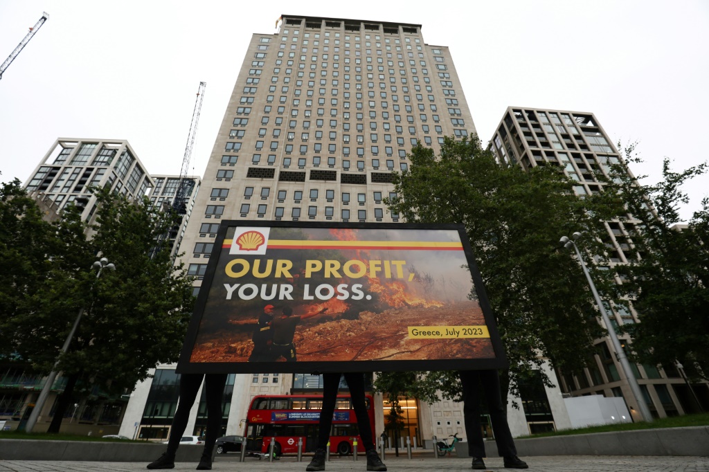     احتج نشطاء غرينبيس خارج مقر شركة شل في لندن حيث أعلنت الشركة عن أرباح بلغت 3.13 مليار دولار في الربع الثاني (ا ف ب)   