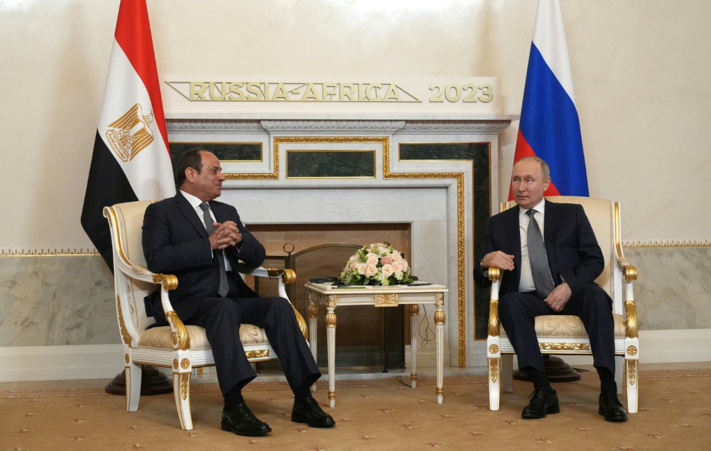 الرئيس الروسي فلاديمير بوتين خلال لقائه الرئيس المصري عبد الفتاح السيسي في ستريلنا خارج سانت بطرسبرغ، في 26 تموز/يوليو 2023، قبل انعقاد القمة الروسية الإفريقية الثانية (أ ف ب)   