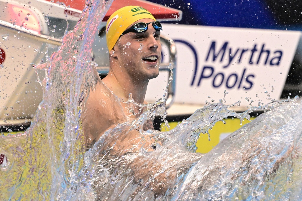 الاسترالي كايل تشالمرز يحتفل بفوزه بذهبية سباق 100 م حرة في مونديال السباحة في فوكوكا اليابانية في 27 تموز/يوليو 2023 (ا ف ب)