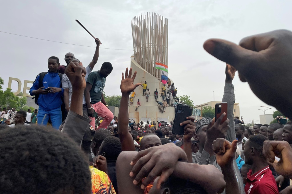 مناصرون للقوات المسلحة في النيجر يتظاهرون أمام الجمعية الوطنية في نيامي دعمًا للعسكريين الانقلابيين في 27 تموز/يوليو 2023 (ا ف ب)
