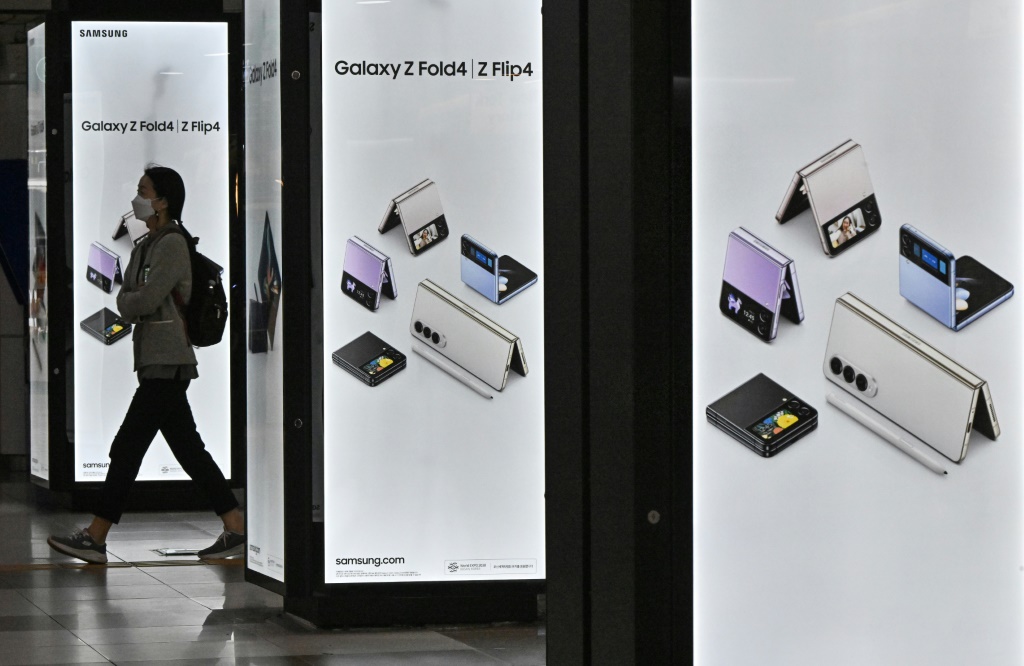 امرأة تمر بمحاذاة إعلانات لهواتف سامسونغ في سيول في 27 تشرين الأول/أكتوبر 2022 (ا ف ب)