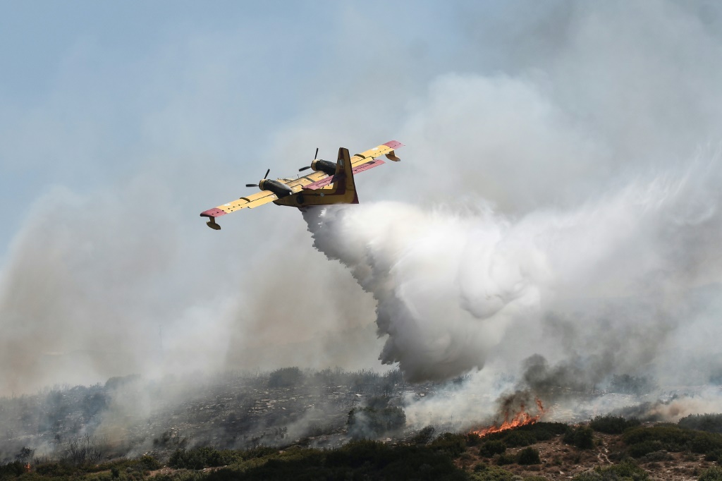 طائرة إطفاء كندية تشارك في عمليات إخماد الحرائق قرب مدينة فولوس بوسط اليونان، في 27 تموز/يوليو 2023 (ا ف ب)