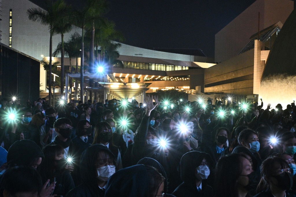 طلاب مدارس ثانوية يشاركون في تظاهرة مؤيدة للديموقراطية في هونغ كونغ في 13 كانون الثاني/ديسمبر 2019 (ا ف ب)