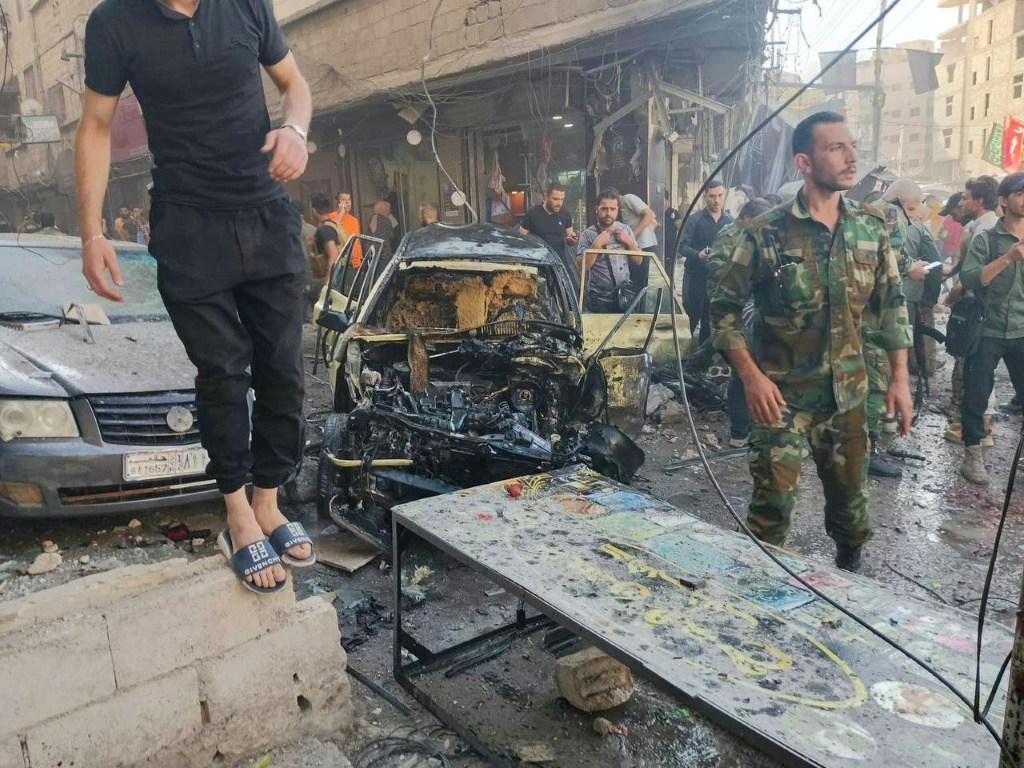 صورة من حساب التلفزيون السوري على تلغرام تظهر اناسا متجمعين في مكان الانفجار في منطقة السيدة زينب بجنوب دمشق في 27 تموز/يوليو 2023 (ا ف ب)