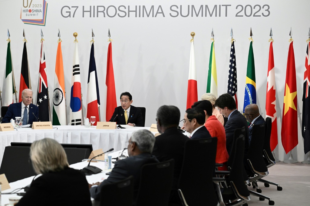 رئيس الوزراء الياباني فوميو كيشيدا (وسط) والرئيس الأميركي جو بايدن (يسار) يشاركان في اجتماع على هامش قمة مجموعة السبع في هيروشيما في 20 أيار/مايو 2023 (ا ف ب)