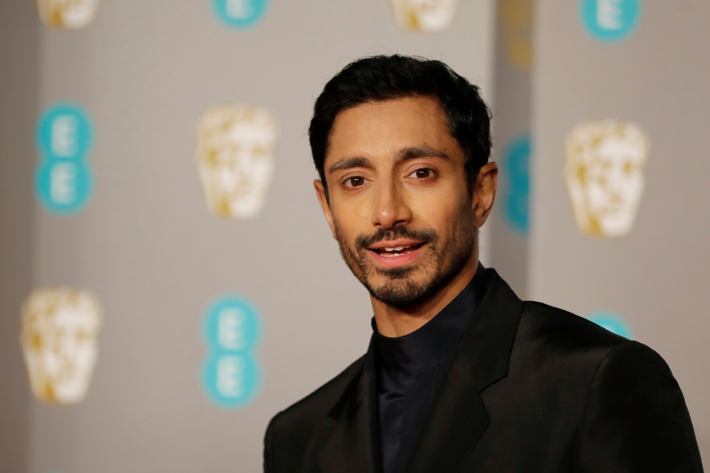 الممثل البريطاني ريز أحمد على السجادة الحمراء في حفل توزيع جوائز بافتا السينمائية البريطانية في لندن في 10 شباط/فبراير 2019 (ا ف ب)