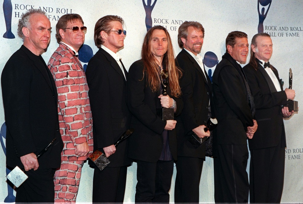 راندي ميسنر (إلى اليمين) وبقية أعضاء "إيغلز" خلال الاحتفال بإدراج الفرقة ضمن "روك أند رول هال أوف فايم" عام 1998 (ا ف ب)