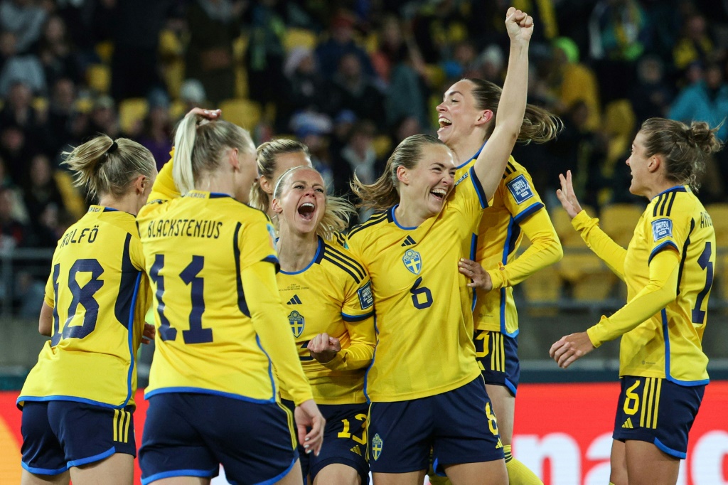 لاعبات السويد يحتفلن بهدف أماندا ايليستيد (رقم 13، وسط) في مرمى ايطاليا ضمن دور المجموعات من كأس العالم للسيدات في كرة القدم في ويلينغتون، نيوزيلندا في 29 تموز/يوليو 2023 (ا ف ب)