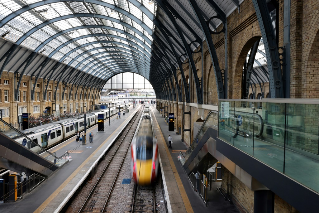     وقد انعكست حالات التوقف المتكررة من قبل موظفي السكك الحديدية عبر القطاعين العام والخاص في بريطانيا (أ ف ب)   