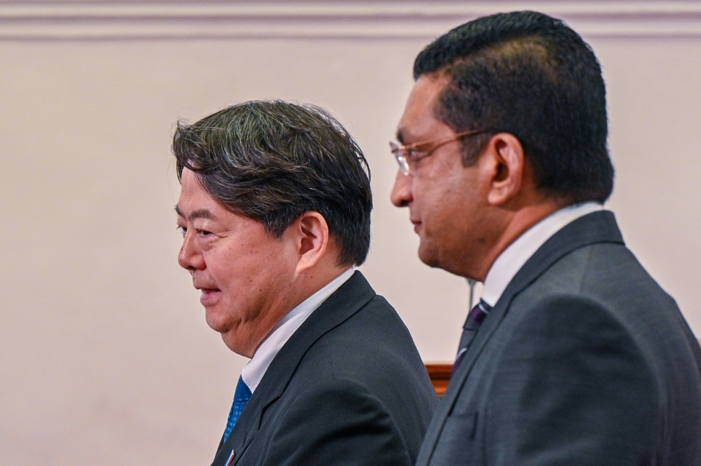 وزير الخارجية الياباني يوشيماسا هاياشي (يسار) ونظيره السريلانكي علي صبري عقب مؤتمر صحافي في كولومبو في 29 تموز/يوليو 2023 (أ ف ب)   