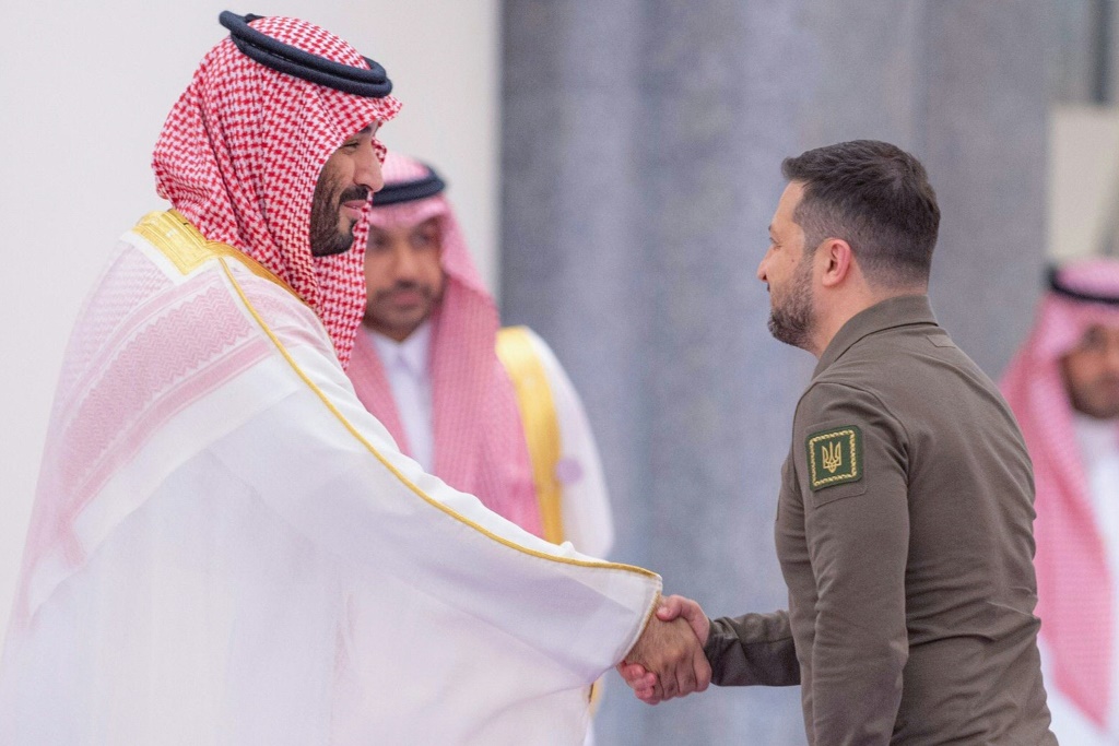 صورة نشرها وكالة الأنباء السعودية الرسمية تظهر ولي العهد محمد بن سلمان اثناء ترحيبه بالرئيس الأوكراني فولوديمير زيلينسكي للمشاركة في قمة جامعة الدول العربية في جدة في 19 أيار/مايو 2023 (ا ف ب)
