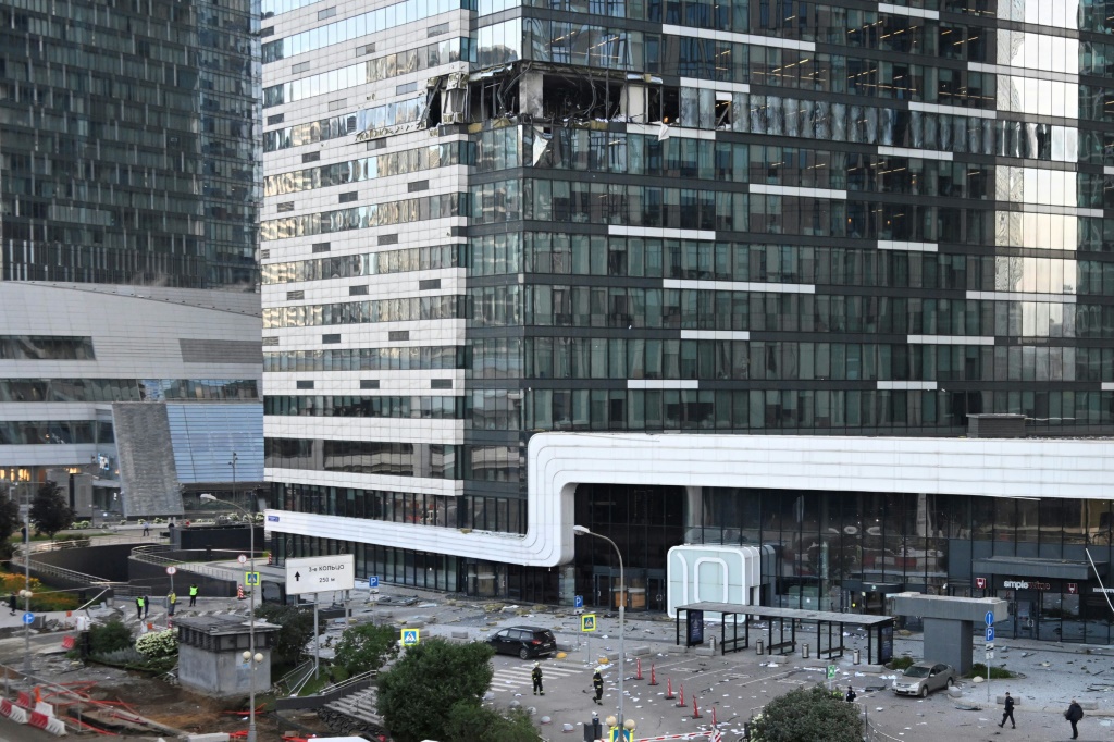 صورة تظهر مبنى يضم مكاتب شركات في وسط موسكو إثر ضربة مسيّرة في 30 تموز/يوليو 2023 (ا ف ب)