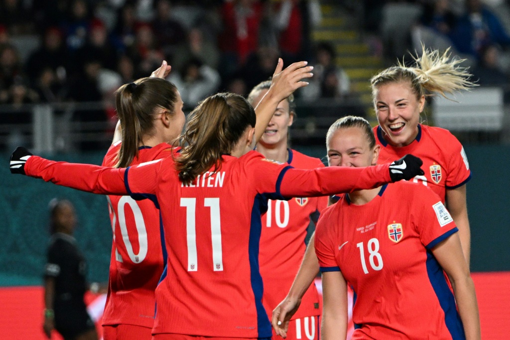 لاعبات منتخب النروج يحتفلن بتسجيل الهدف الرابع في مرمى الفيليبين ضمن منافسات مونديال السيدات في 30 تموز/يوليو 2023 (ا ف ب)