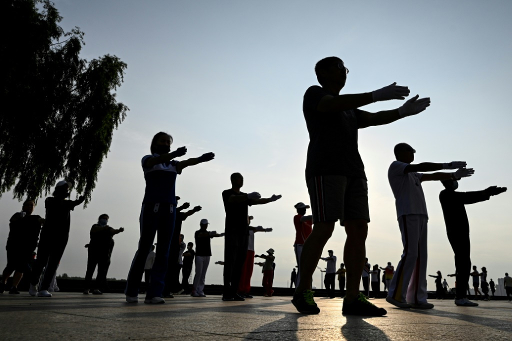 جانب من المشاركين في "رقصة جياموسي الفَرِحة" قي جياموسي بشمال الصين في 5تموز/يوليو 2023 (ا ف ب)
